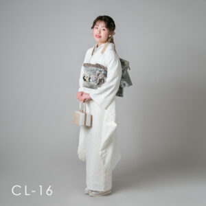 成人：ホワイトの総レースでおしゃれな振袖