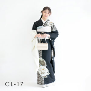成人：バイカラーの美しい花が施された振袖