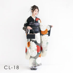 成人：黒に映える朱色の花が魅力的な振袖