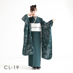 成人：シンプルな深いグリーン地に袖に描かれた繊細な花が魅力的な振袖