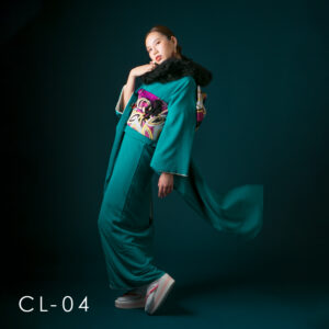 成人：見る人を魅了させる、ターコイズブルーの無地振袖