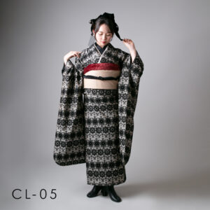 成人：黒の総レースが他にはない個性的な振袖