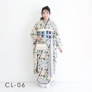 成人：花柄がちりばめられた、くすみベージュの振袖