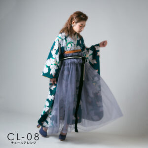 成人式振袖：個性的なお洋服のように着こなしている、振袖とチュールスカートを合わせたコーディネートの二十歳の女性。