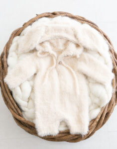 ニューボーン衣装：ふわふわのうさ耳がついた白い衣装