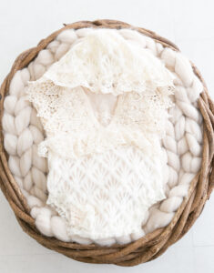 ニューボーン衣装：ホワイトのレースがかわいい赤ちゃんの衣装