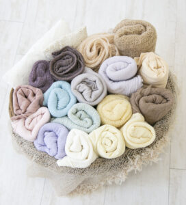 ニューボーンおくるみ：カラフルなかわいい伸びる素材の新生児フォト用のおくるみ。