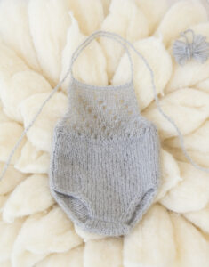 ニューボーン衣装：グレーのニットのつなぎのちいさな新生児コスチューム。