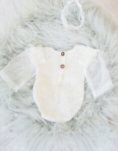 ニューボーン衣装：ニットとチュールの組み合わせがかわいい赤ちゃんの衣装