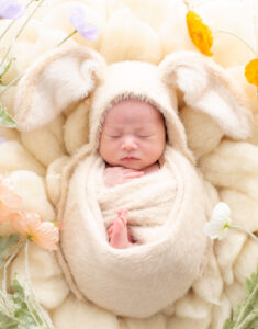 ニューボーン衣装：うさ耳がかわいいふわふわの赤ちゃんの衣装