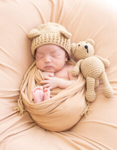 ニューボーン衣装：らくだ色のおくるみにくま耳がかわいいニット帽