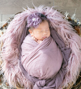 ニューボーン衣装：くすみピンクのかわいらしいおくるみ
