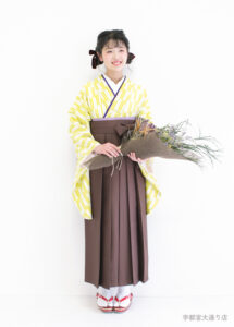 黄色の矢羽根柄と赤みブラウンを組み合わせた卒業袴のコーディネート