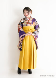 ダイナミックで大きな柄の着物にからし色の袴を合わせた卒業袴のコーディネート