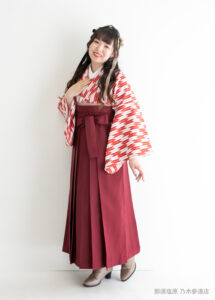 赤い矢羽根柄の着物と赤の着物を組み合わせた卒業袴のコーディネート