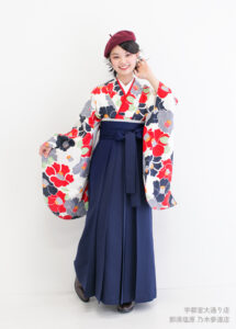 大きな椿と紺色の袴の組み合わせがモダンな印象の卒業袴のコーディネート