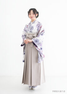淡い紫色の着物にベージュの淡い袴を合わせた卒業袴のコーディネート