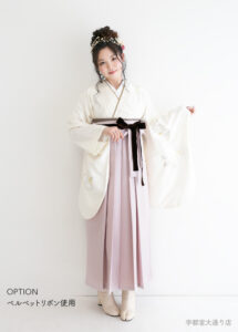 くすみピンクの袴とホワイトの着物にベルベットリボンを組み合わせたコーディネート
