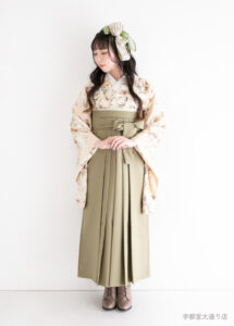 カーキ色の袴に洋風のお花柄の着物を組み合わせた卒業袴のコーディネート