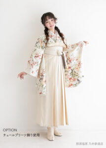 上品な洋風の着物にチュールの小物とホワイトの袴を合わせた卒業袴のコーディネート