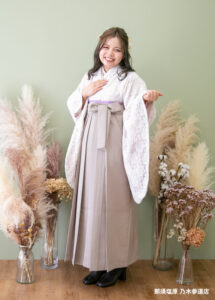 総レースの着物とブラウンの袴でフェミニンな雰囲気の卒業袴のコーディネート