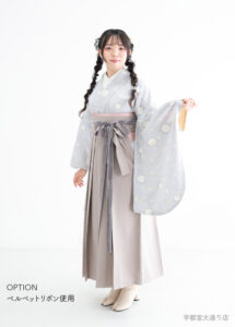 くすみブルーの着物とグレーのベルベットリボンを組み合わせた卒業袴のコーディネート