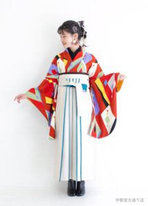 レトロモダンな色使いの着物にホワイトで締めた洗練された卒業袴のコーディネート