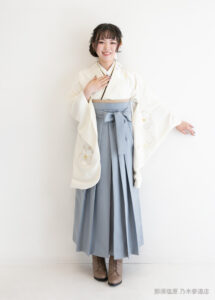 ホワイトとくすみブルーの組み合わせで上品にまとめた卒業袴のコーディネート