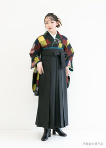 個性的でモダンな着物に黒の袴の足袋ブーツを合わせて都会的な雰囲気の卒業袴のコーディネート