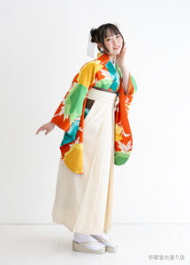 ビタミンカラーの着物が目を惹く個性的な卒業袴のコーディネート