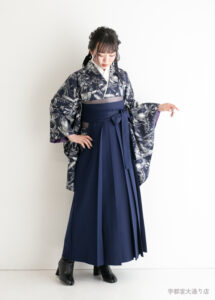 ネイビーカラーで統一したボタニカルの着物を使用した卒業袴のコーディネート