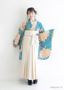 涼し気なモダンなブルーの着物とホワイトの袴を合わせた卒業袴のコーディネート