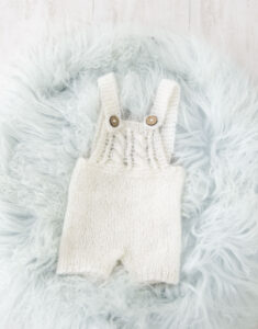 ニューボーン衣装：オーバーオール風の赤ちゃんの衣装