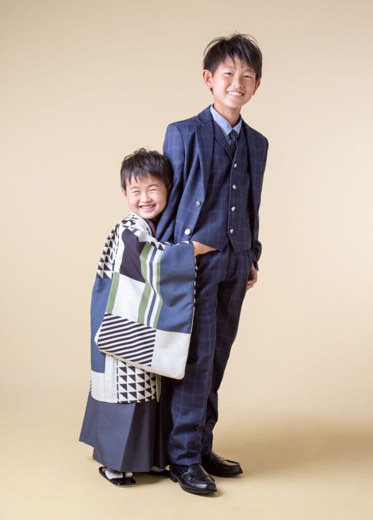 家族衣装：仲良くギュっとハグをして記念撮影をした兄弟
