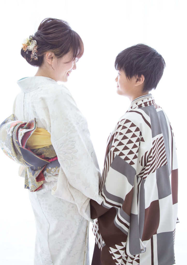 ハーフ成人：訪問着を着たお母さんと向かい合って笑い合う10才の男の子