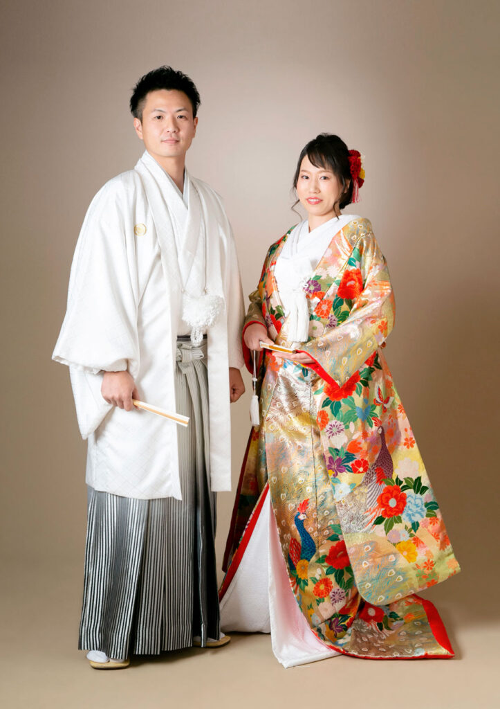ウェディング：色打掛を着た新婦と白い紋付き袴を着た新郎