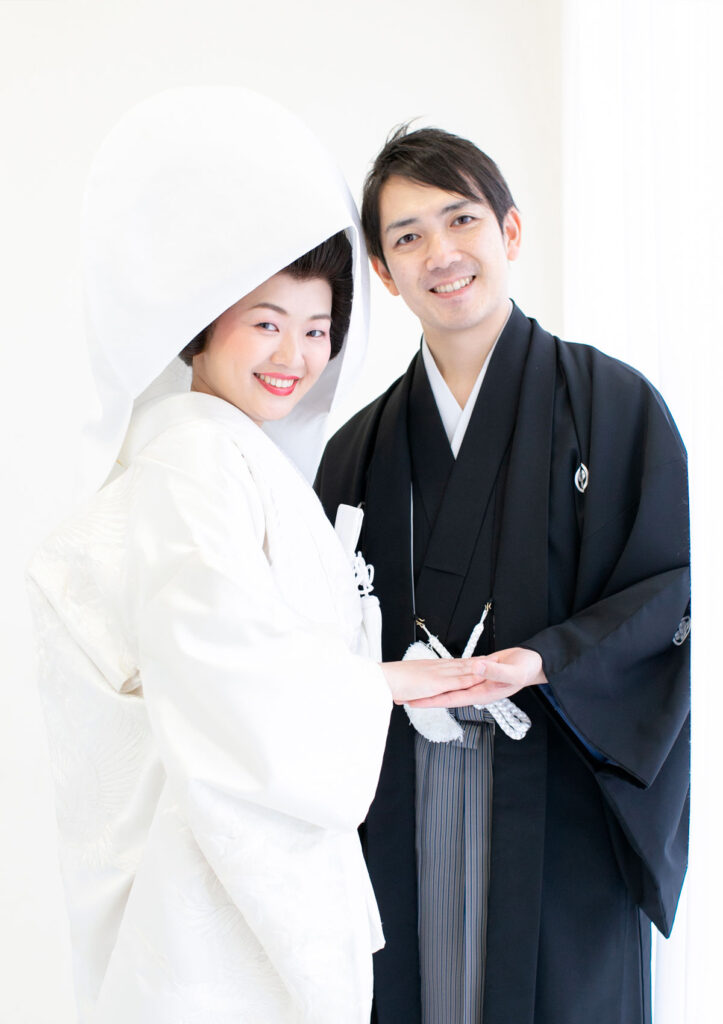 ウェディング：白無垢を着た新婦の手を優しくとる、紋付き袴を着た新郎