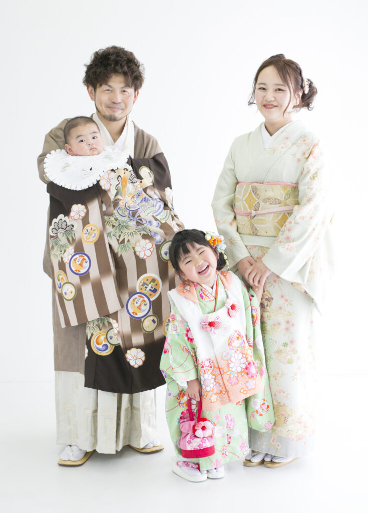 家族衣装：お宮参りと七五三3才のお祝いにみんなで着物を着用した家族