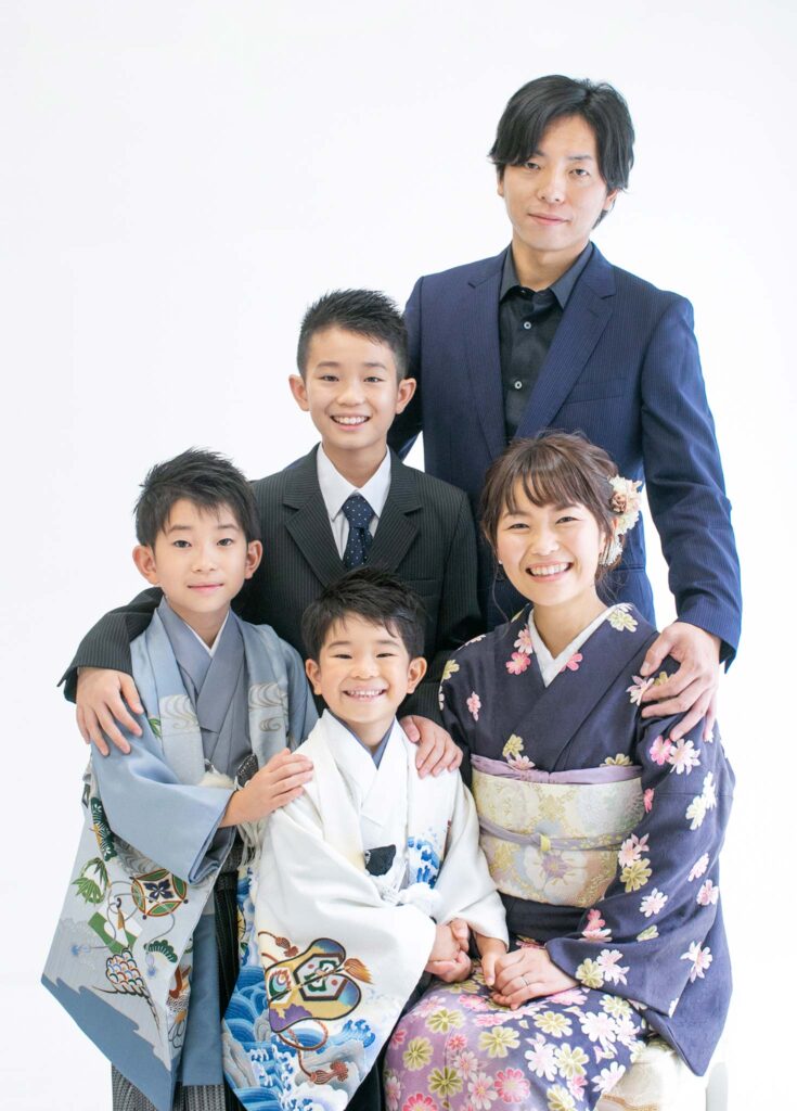 家族衣装：七五三の記念に、にこやかに笑う5才の男の子のと着物を着た家族