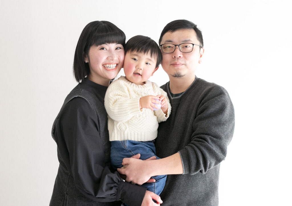 ファミリー：お父さん、お母さん、男の子の三人家族