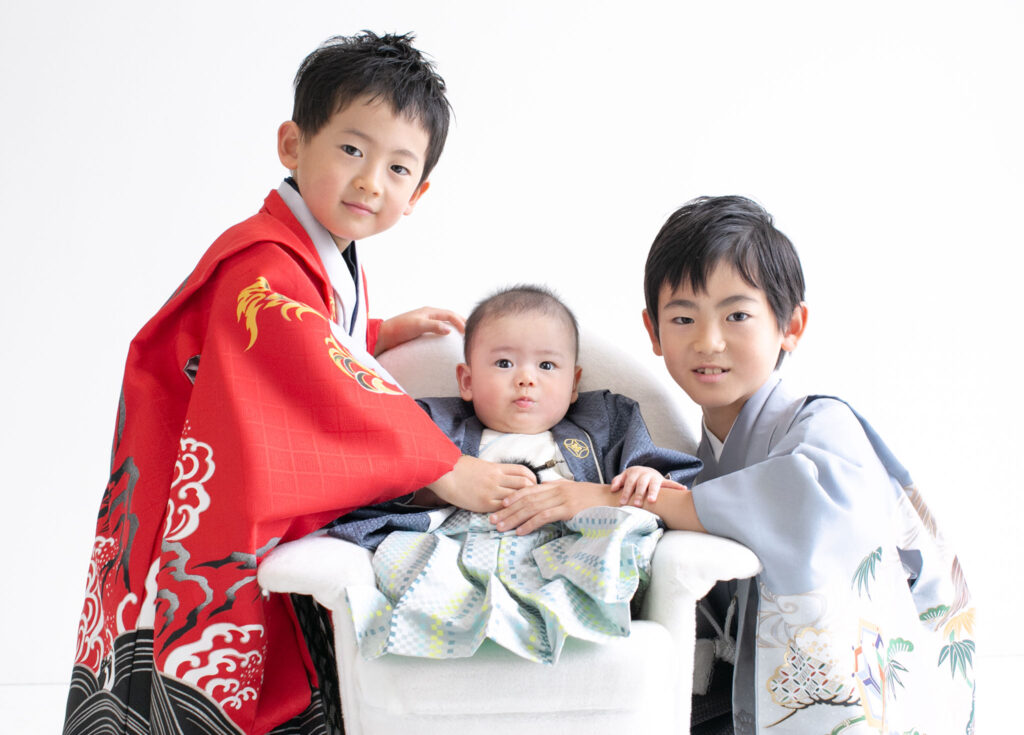 家族衣装：七五三の記念に、みんなで和装をしてキリっとした表情をした三兄弟