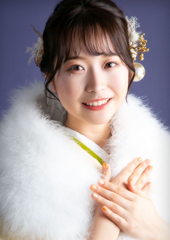 成人式：振袖にファーを合わせて、胸の前で手を重ねたポーズをとった女性