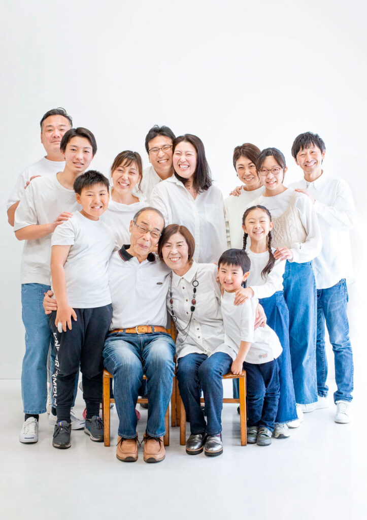 ファミリー：全員で揃えた白とブルーのさわやかなリンクコーデが素敵な大家族