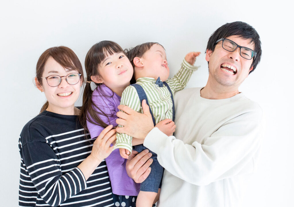 ファミリー：パパにいたずらをしかけた瞬間の楽し気な家族