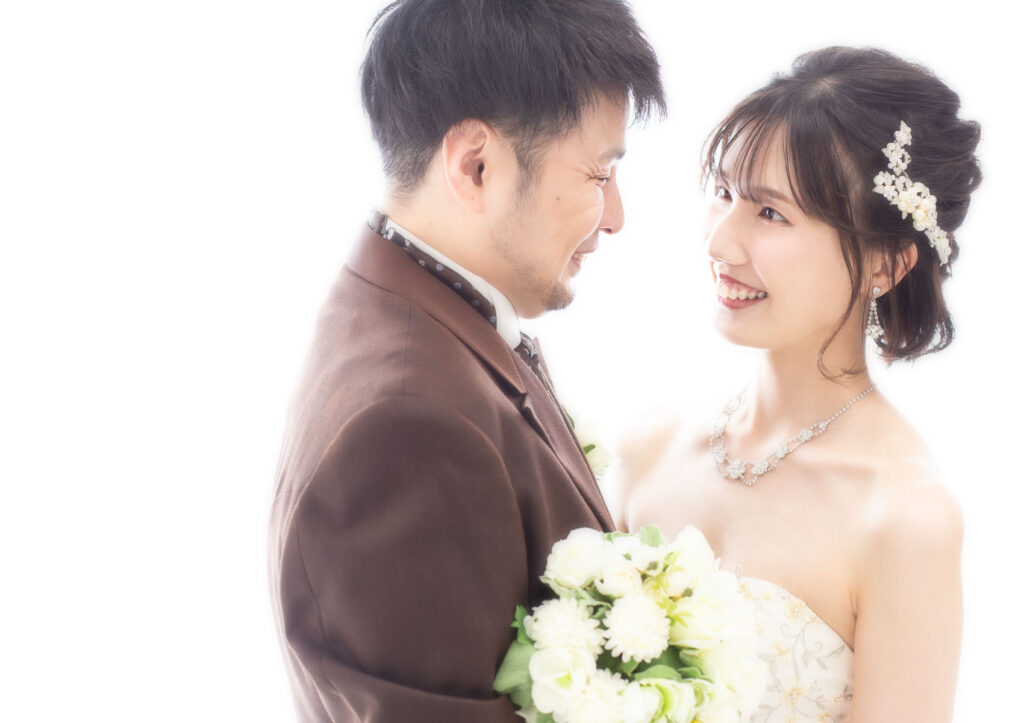 ウェディング：ブラウンのジャケットスーツを着た新郎とベアトップのドレスを着た新婦