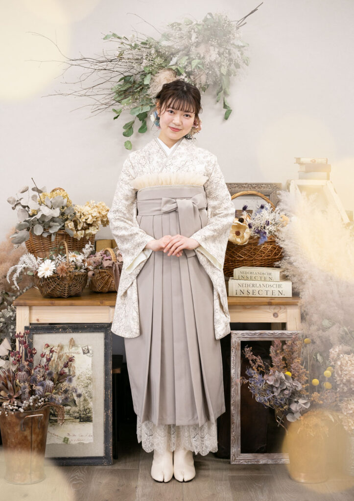 卒業袴：おしゃれなドライフラワーの空間にチュールとレースを合わせた袴を着用してポージングする女性