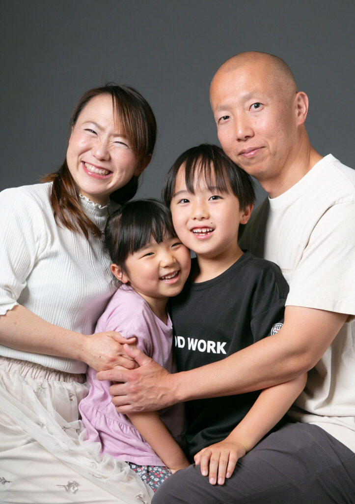 ファミリー：絆の強さを感じる、あたたかい距離感で写真に写る家族