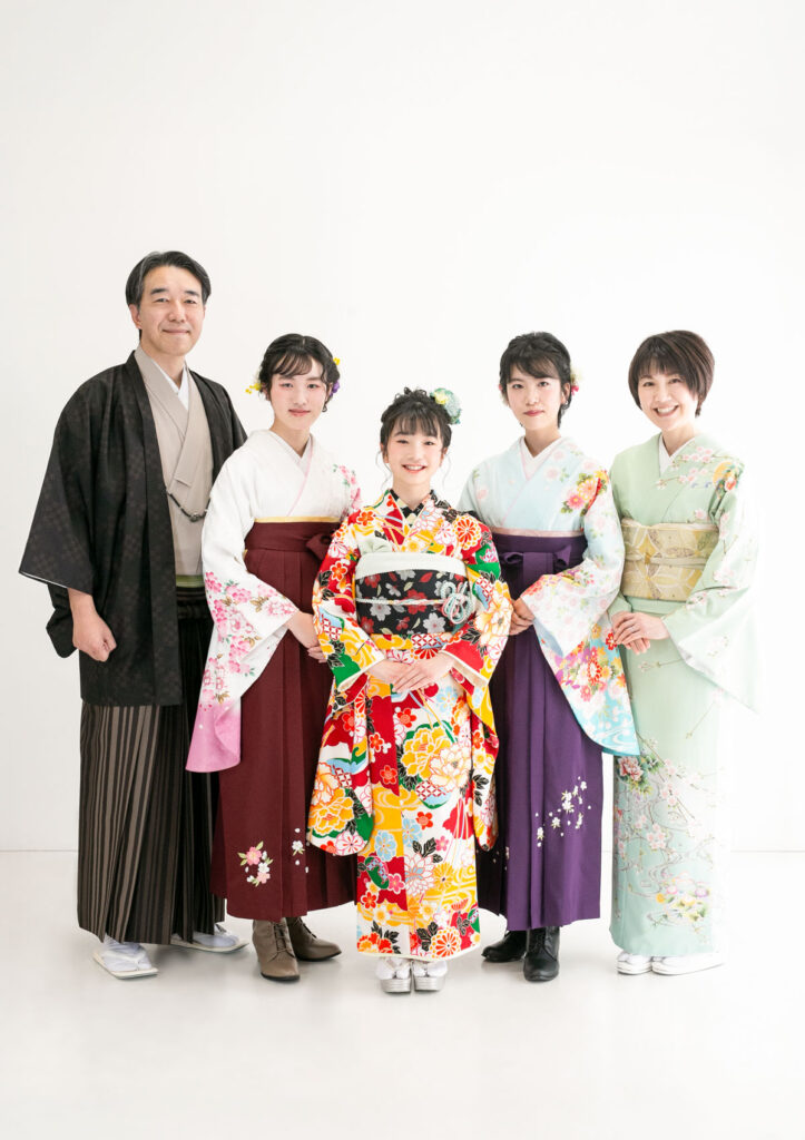 家族衣装：十歳のお祝いに袴や訪問着などを全員で着て、優雅に微笑む家族