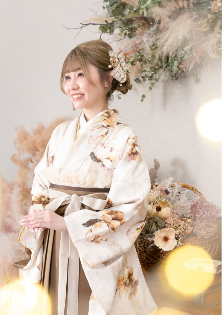 卒業袴：キラキラ光るライトに囲まれて、洋風の着物コーディネートを着用して微笑む女性