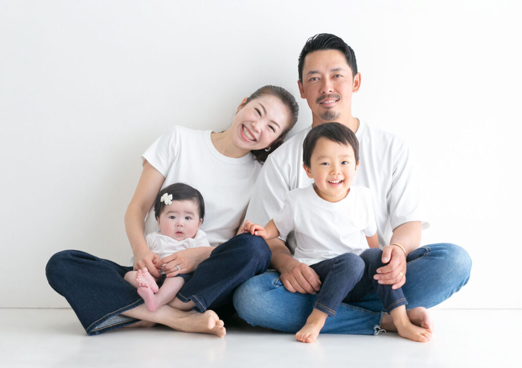 ファミリー：コーディネートを統一したさわやかな四人家族